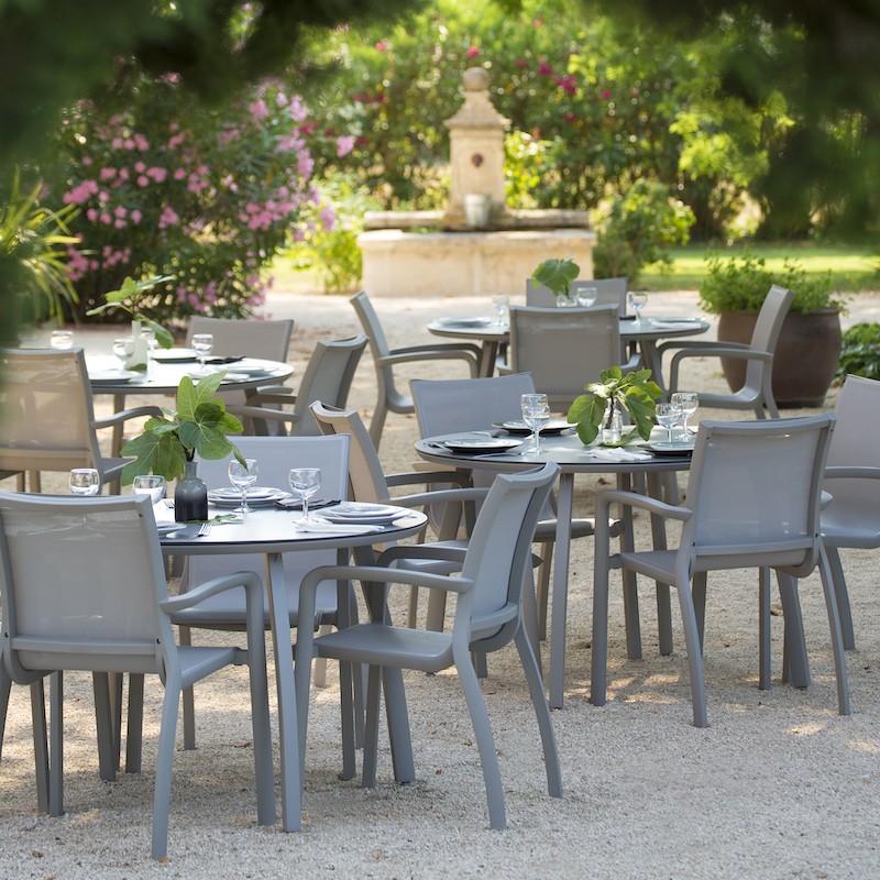 Fauteuil SUNSET Grosfillex gris platinium terrasse restaurant