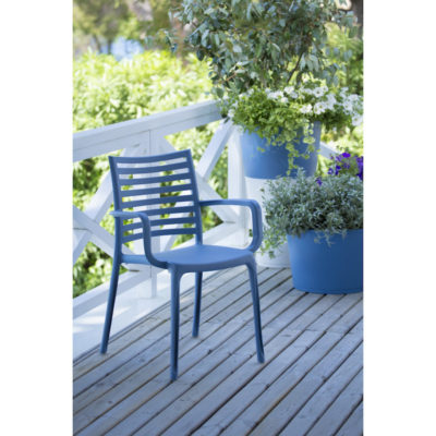 Fauteuil Grosfillex SUNDAY Bleu Denim terrasse bois