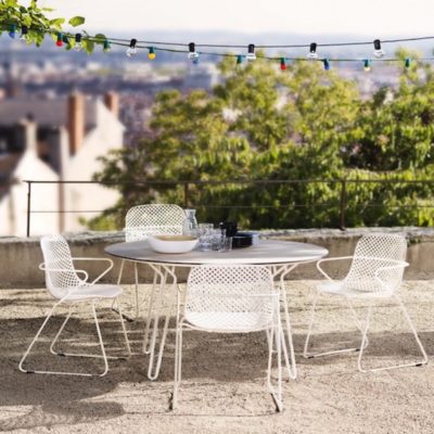 Table & chaises RAMATUELLE 73 Grosfillex ∅130cm Crème Absolue / Bois Naturel