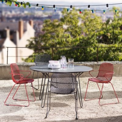 Table RAMATUELLE 73 Grosfillex ∅130cm Gris Pavement / Nero ambiance