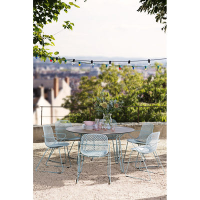 Table & chaises RAMATUELLE 73 Grosfillex ∅130cm Bleu Ether / Bois Naturel ambiance